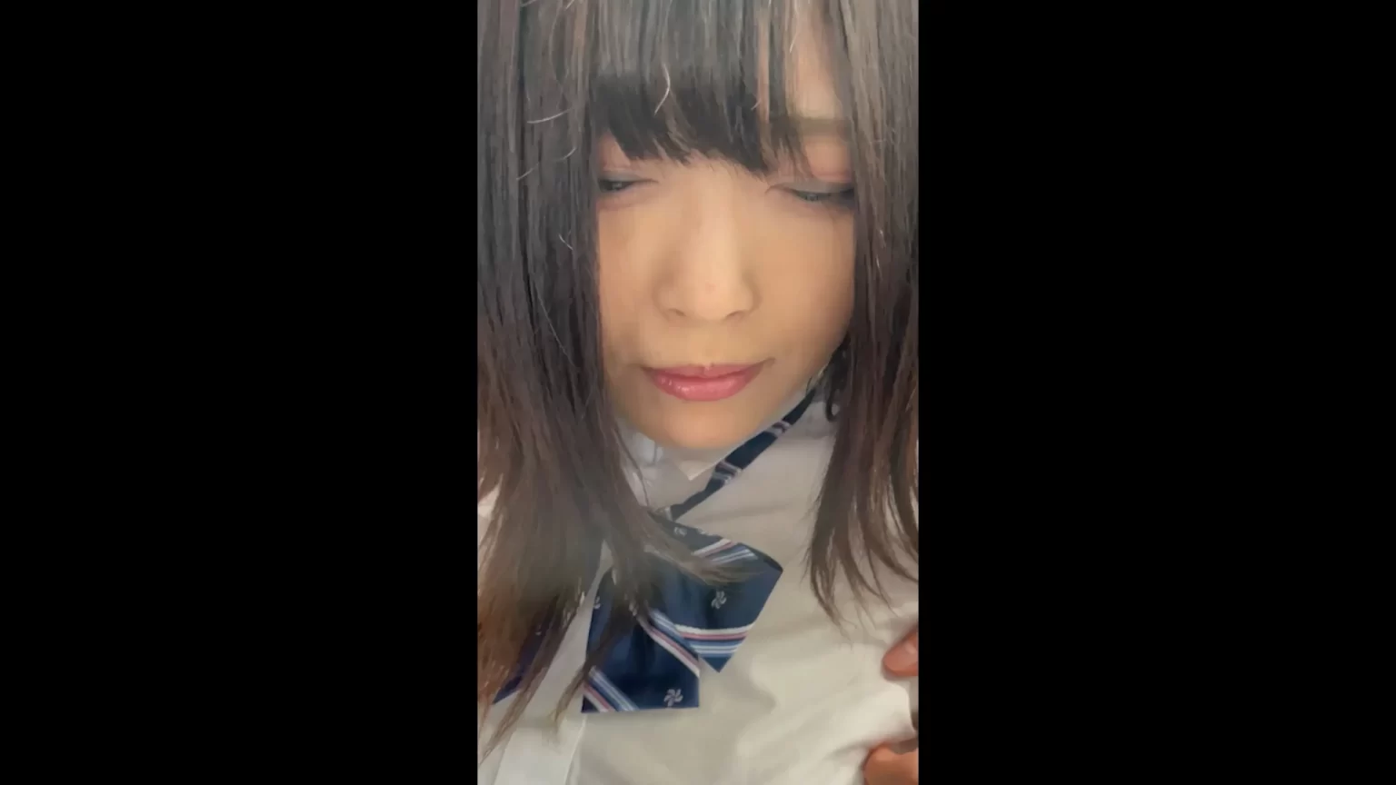 綺麗なパイパンマンコを痴漢師に好き放題弄られてしまう令和JKさんｗ