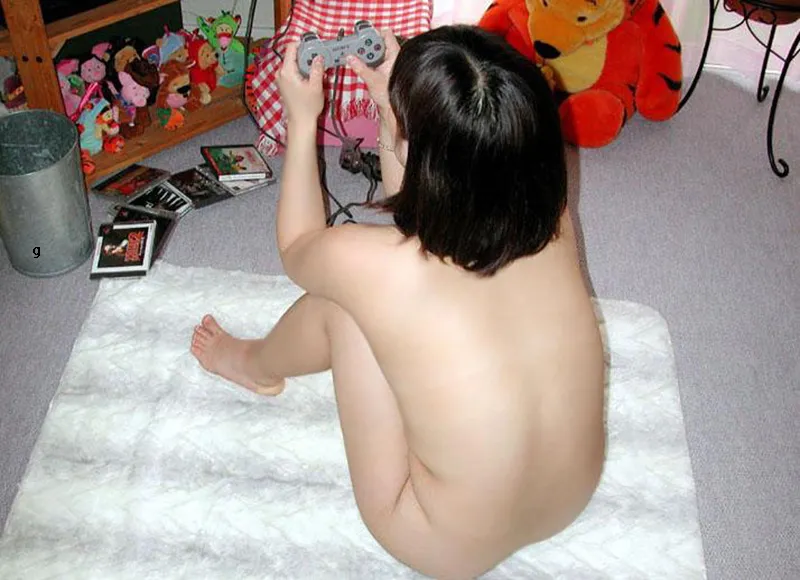 本やパソコンに夢中になっている素人娘の家庭内エロ画像！